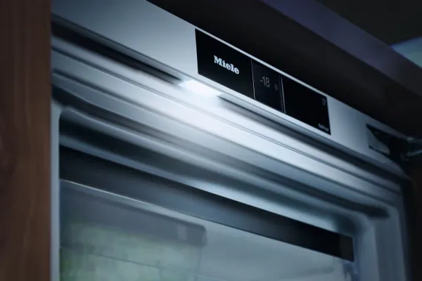Miele FNUS 7040 D Integrated Compact Freezer with NoFrost, SoftClose and SuperFreeze_display
