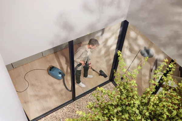 Miele Guard M1Flex Vacuum - Nordic Blue_in use