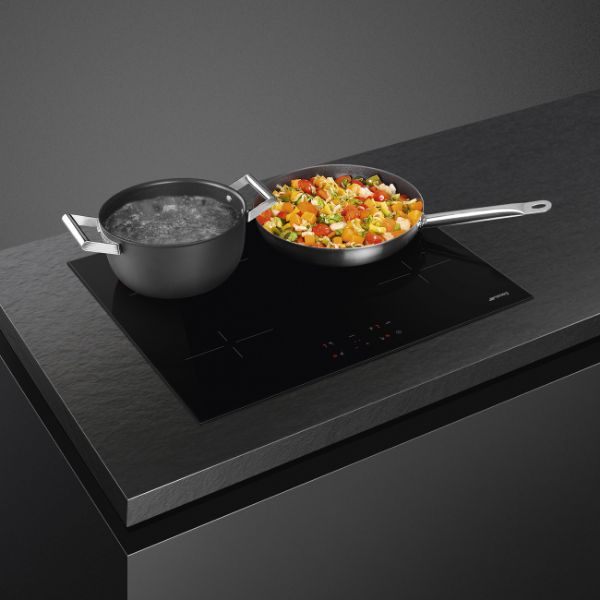 Smeg SE264TD1 60cm 4 Zone Straight Edge Glass Ceramic Hob with Touch demo