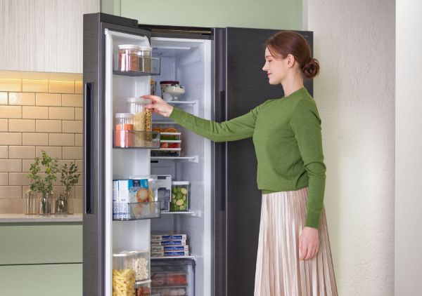 Samsung RS70F67QCTEU Series 7 SpaceMax™  Smart American Fridge Freezer in Silver_fridge