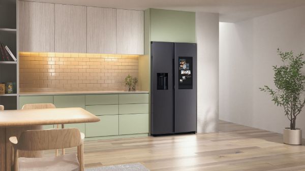 Samsung RS90F66BEFEU Family Hub™ 614L Smart American Fridge Freezer in Black_room view