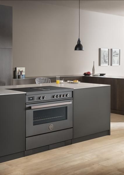 Bertazzoni Professional 90cm Single Aspirational Induction Range Cooker in Carbonio_Lifestyle